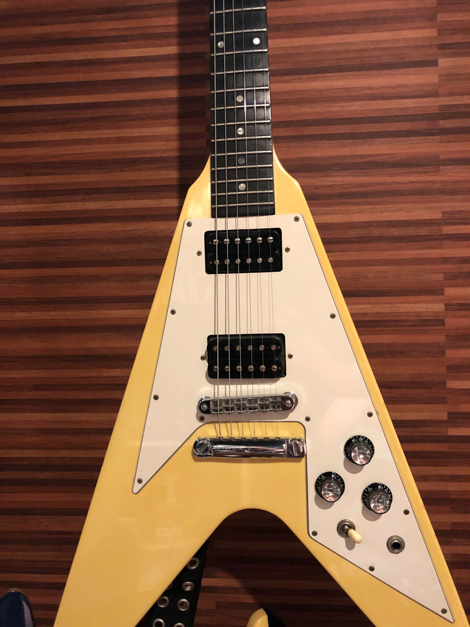 GibsonフライングV 67' Classic White