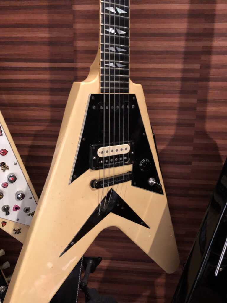 Gibson フライング V90 専用ケース付 Gibson Flying V V90 Classic White｜Guitar Collection by せっきー